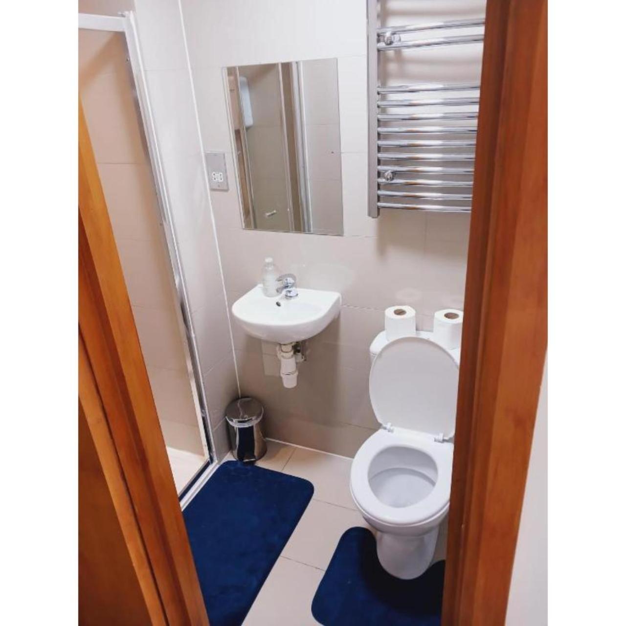 F407-4th Flr For 2 Near Hyde Park Apartment