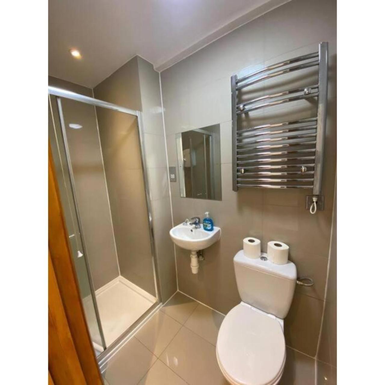 F407-4th Flr For 2 Near Hyde Park Apartment *