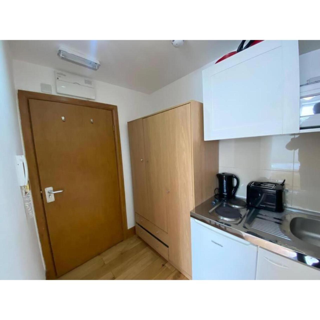 F407-4th Flr For 2 Near Hyde Park Apartment