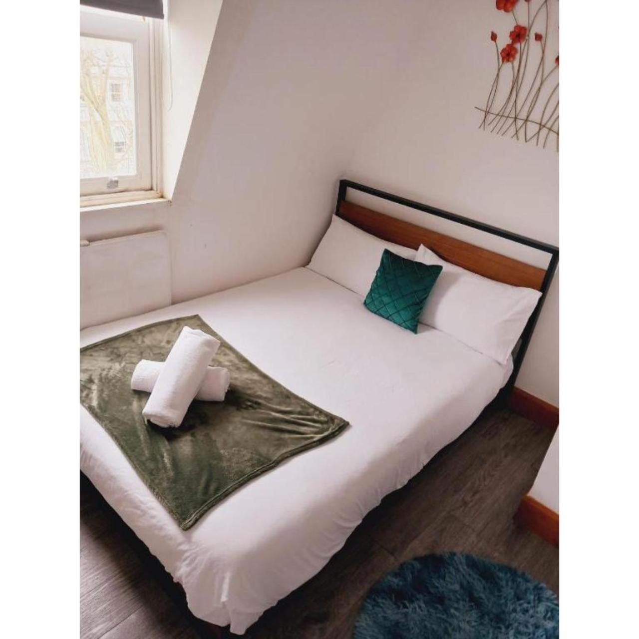 F407-4th Flr For 2 Near Hyde Park Apartment *